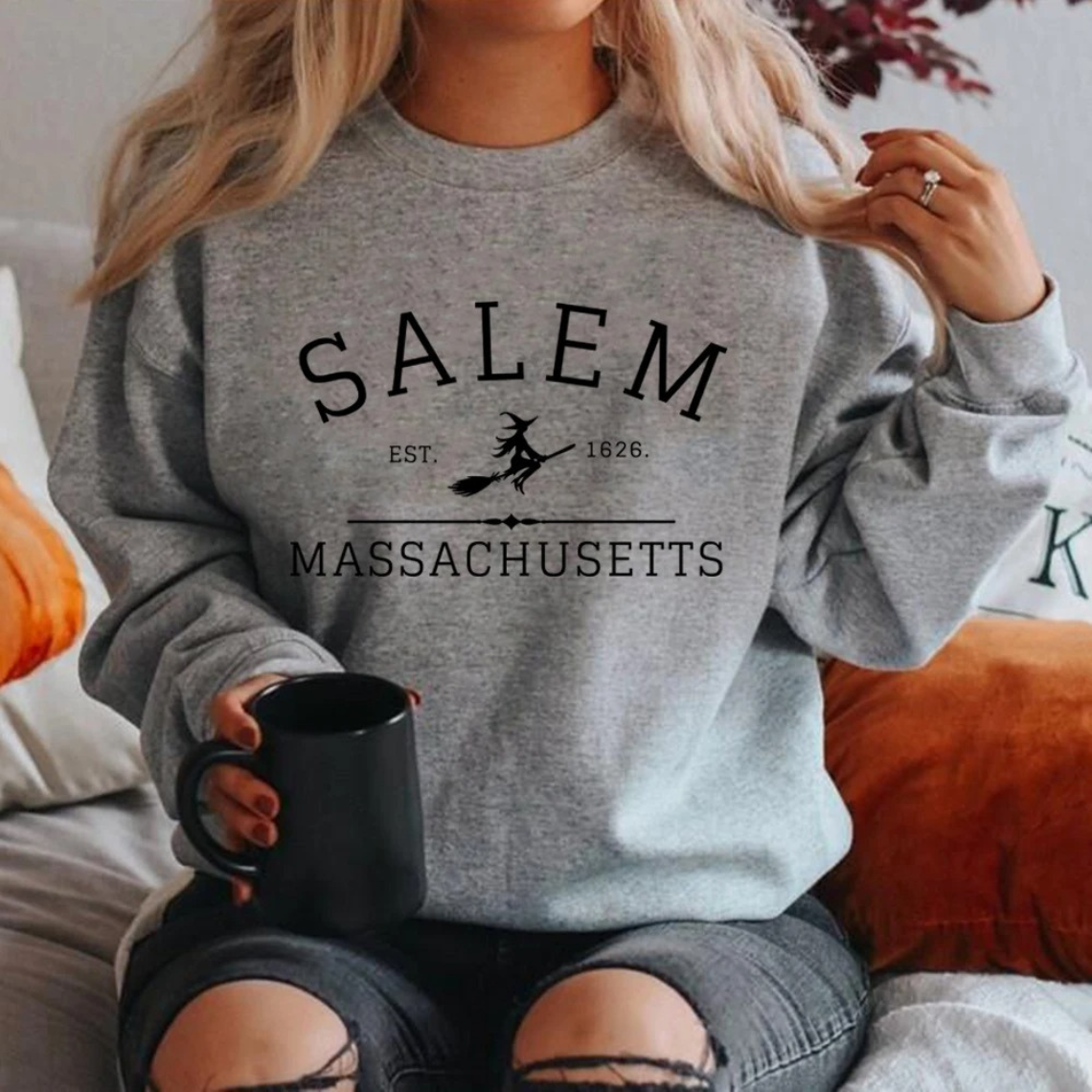 Stilla | Lækkert Sweatshirt Med Et Design Fra Salem Massachusetts