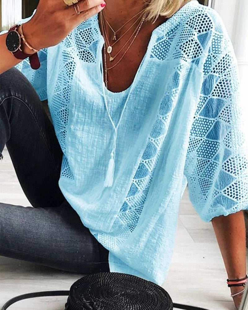 Stilla | Stilfuld Bluse med U-Hals og Blonder til Kvinder