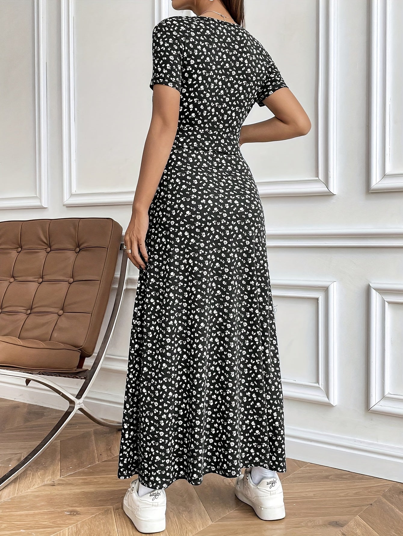 Stilla | Elegant Kjole Med Blomstermønster V-Hals Polyester Og Elastan Til Alle