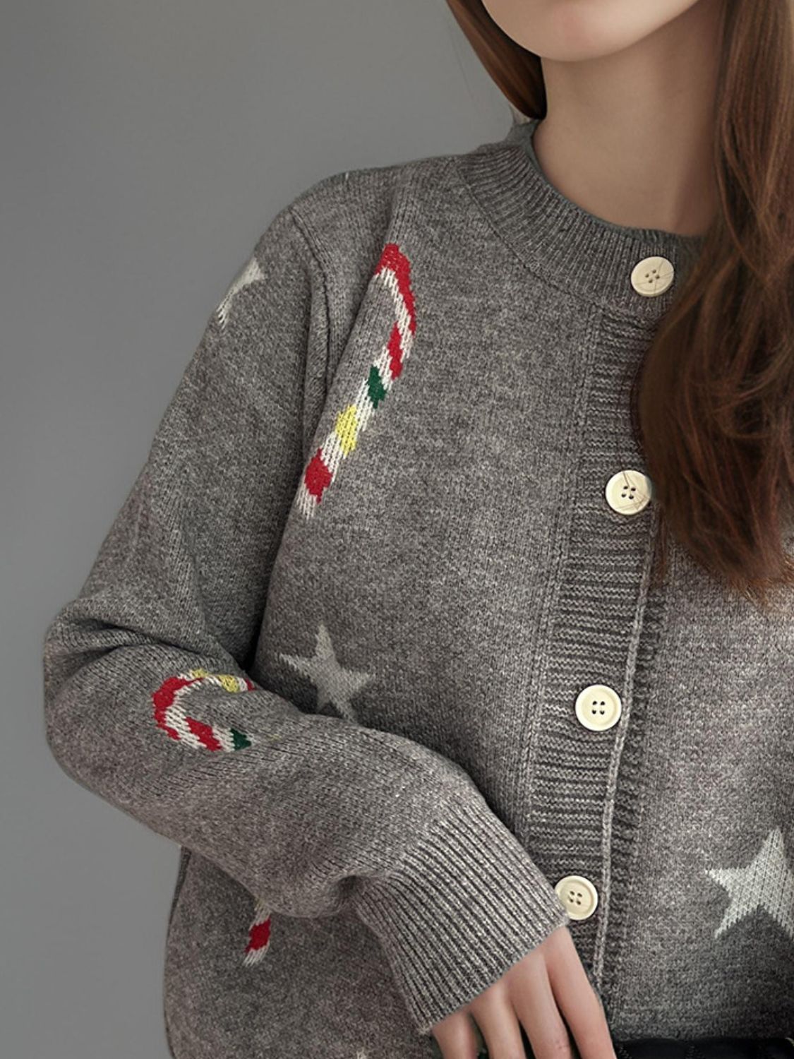 Stilla | Langærmet Strikjakke Med Knapper Foran Candy Cane & Star.