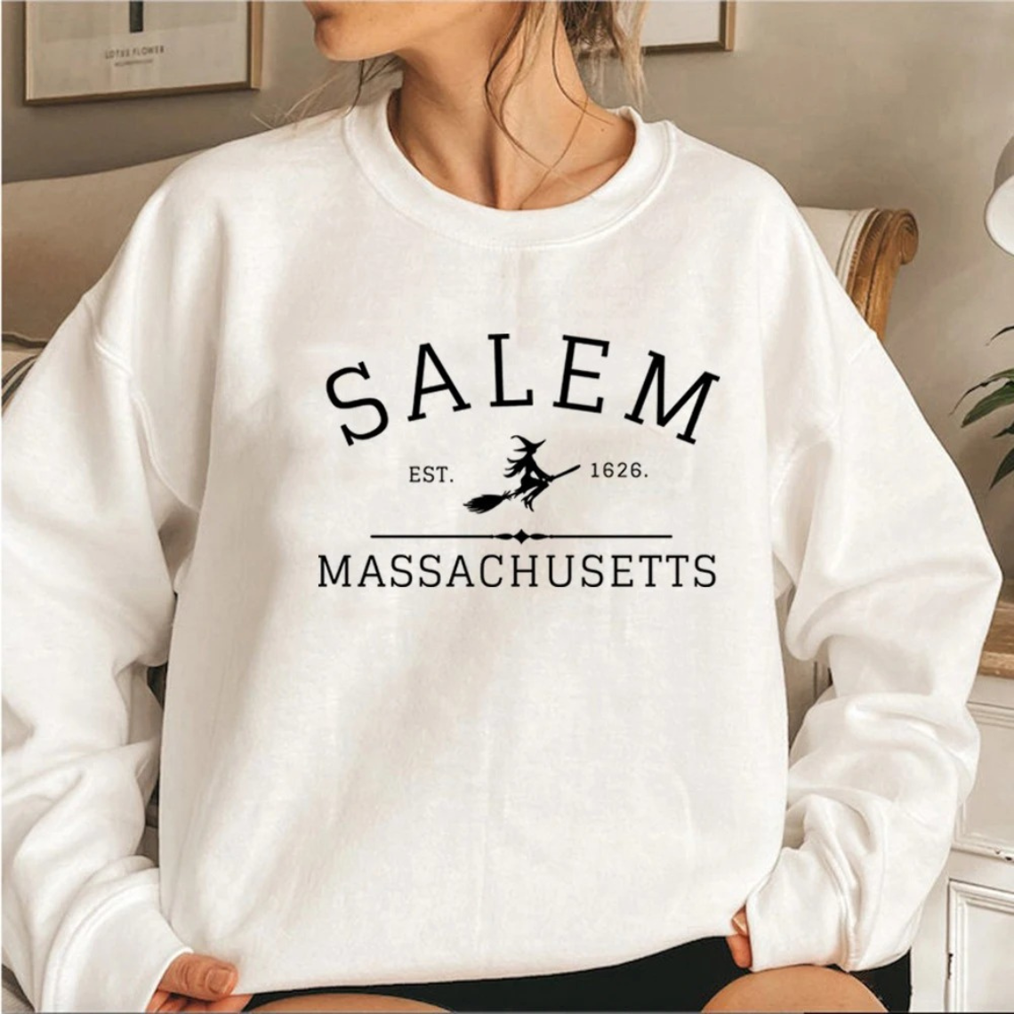 Stilla | Lækkert Sweatshirt Med Et Design Fra Salem Massachusetts