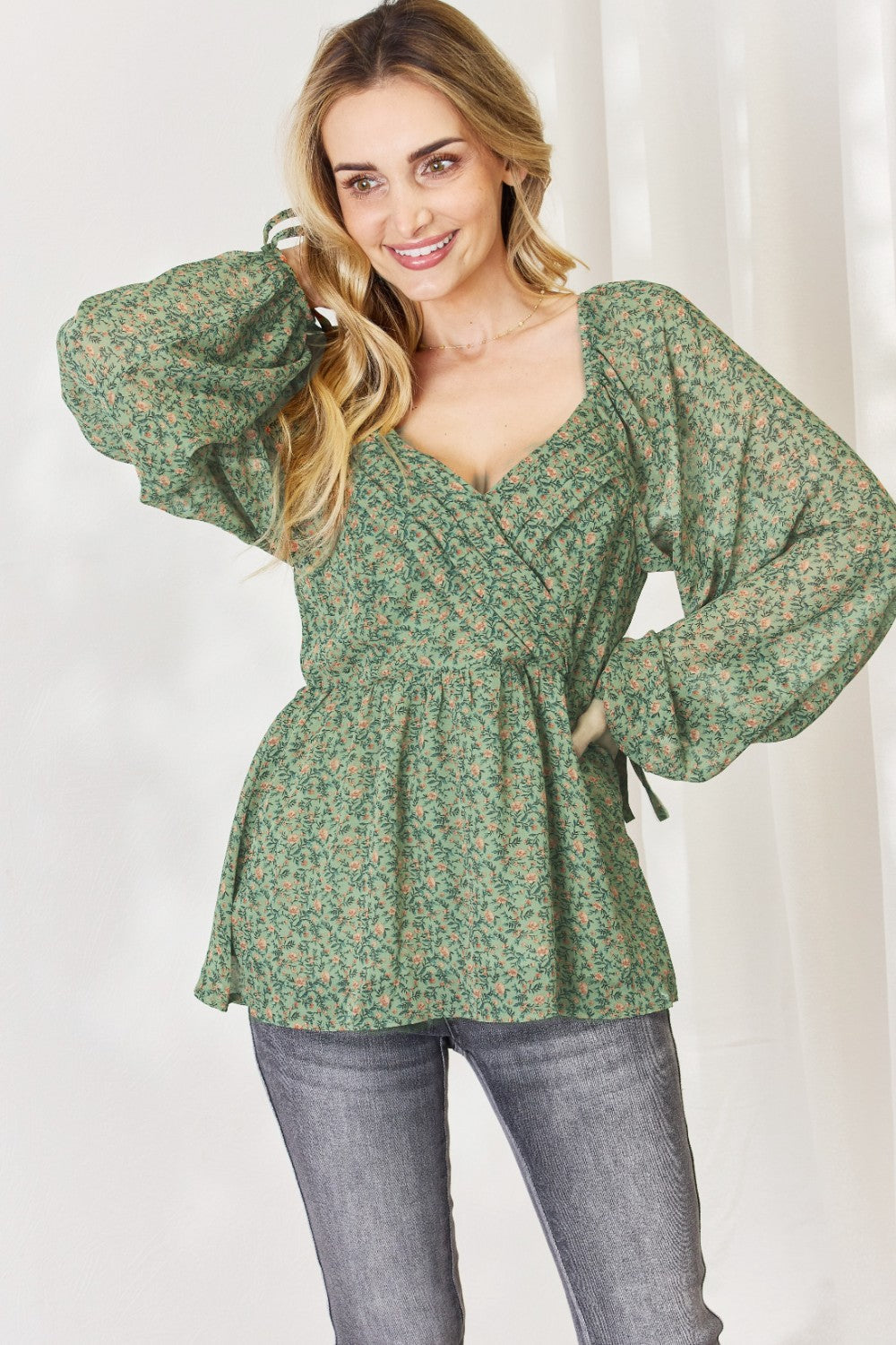 Stilla | Fuldt Størrelse Blomstret Surplice Peplum Bluse