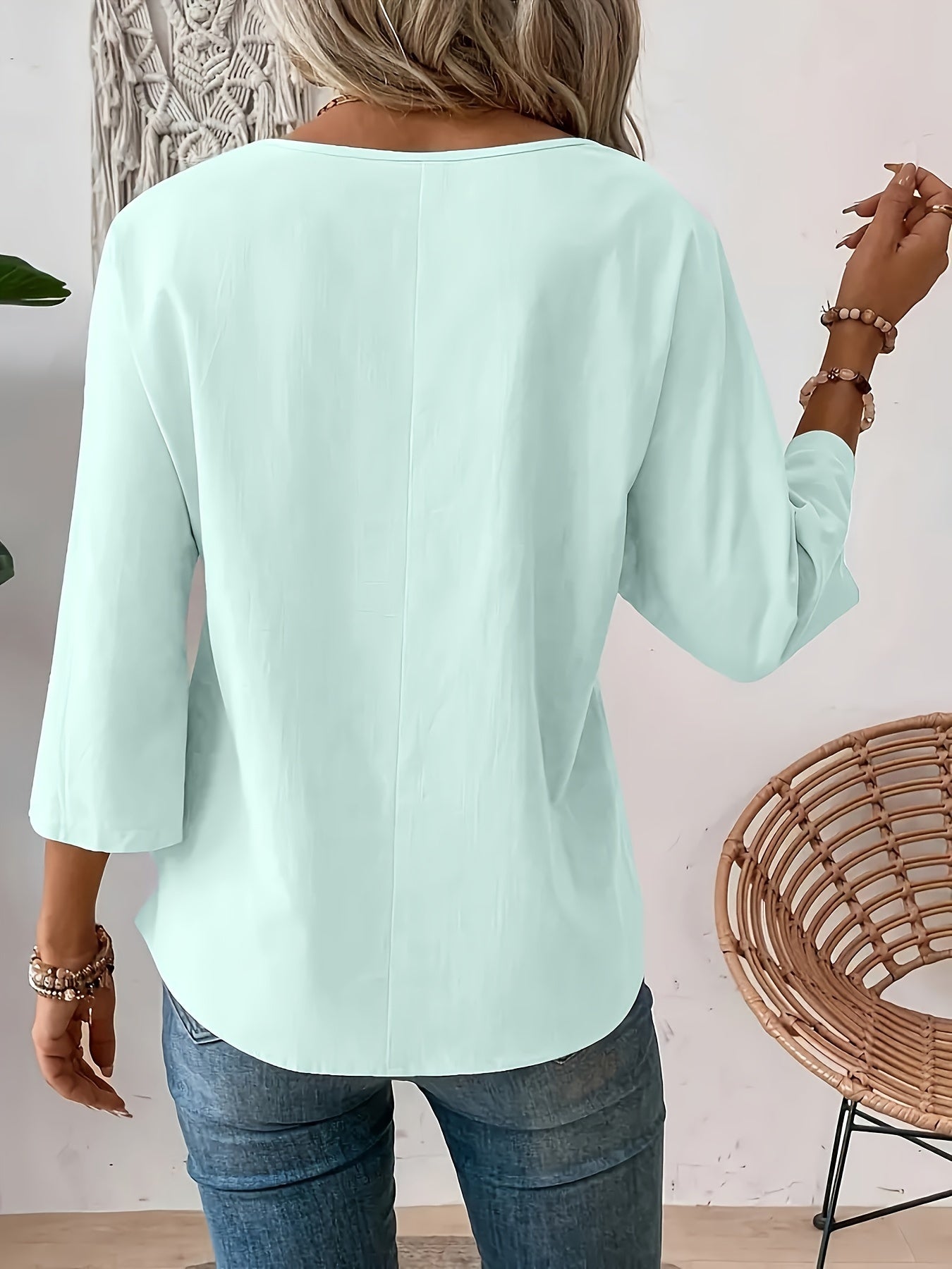 Stilla | Elegant Hvid Dametop, Minimalistisk Design, Rund Halsudskæring, Polyester