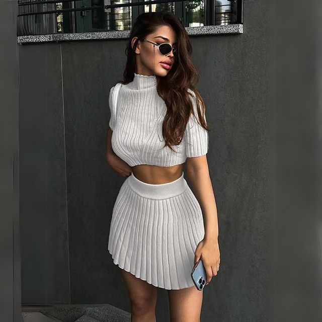 Stilla | Ribbet crop top med matchende plisseret nederdel