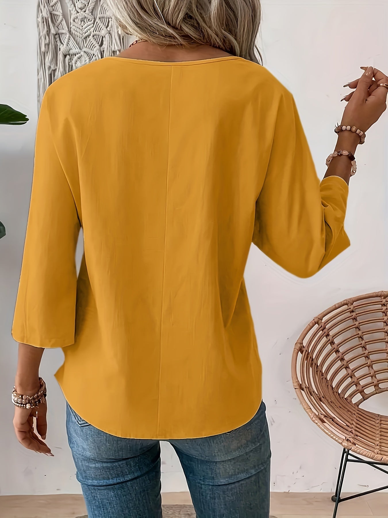 Stilla | Elegant Hvid Dametop, Minimalistisk Design, Rund Halsudskæring, Polyester
