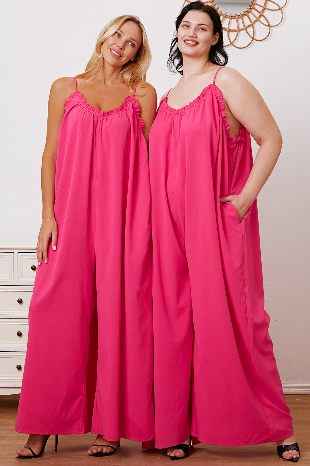 Stilla | Tag Full Size Ruffle Trim Tie Back Cami Jumpsuit Med Lommer