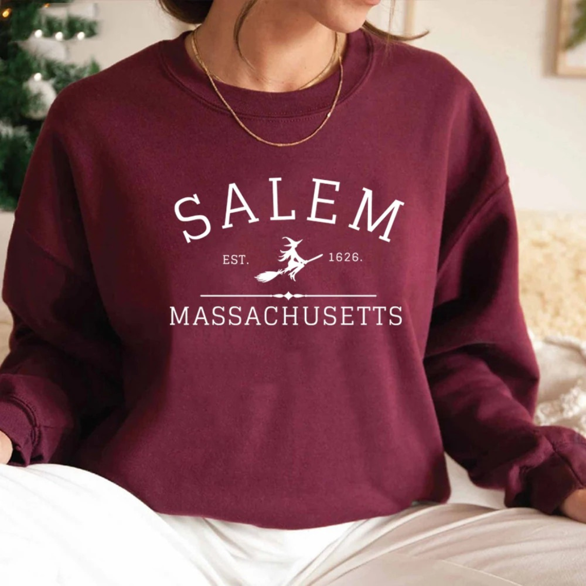 Stilla | Lækkert Sweatshirt Med Et Design Fra Salem Massachusetts
