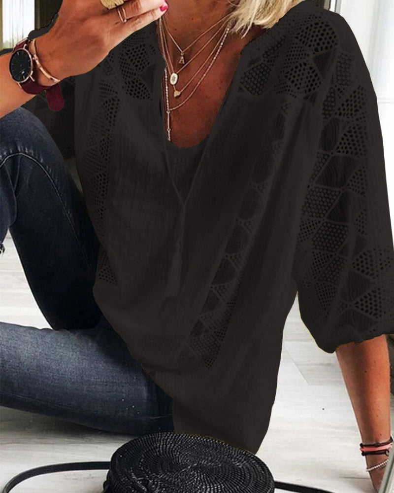 Stilla | Stilfuld Bluse med U-Hals og Blonder til Kvinder