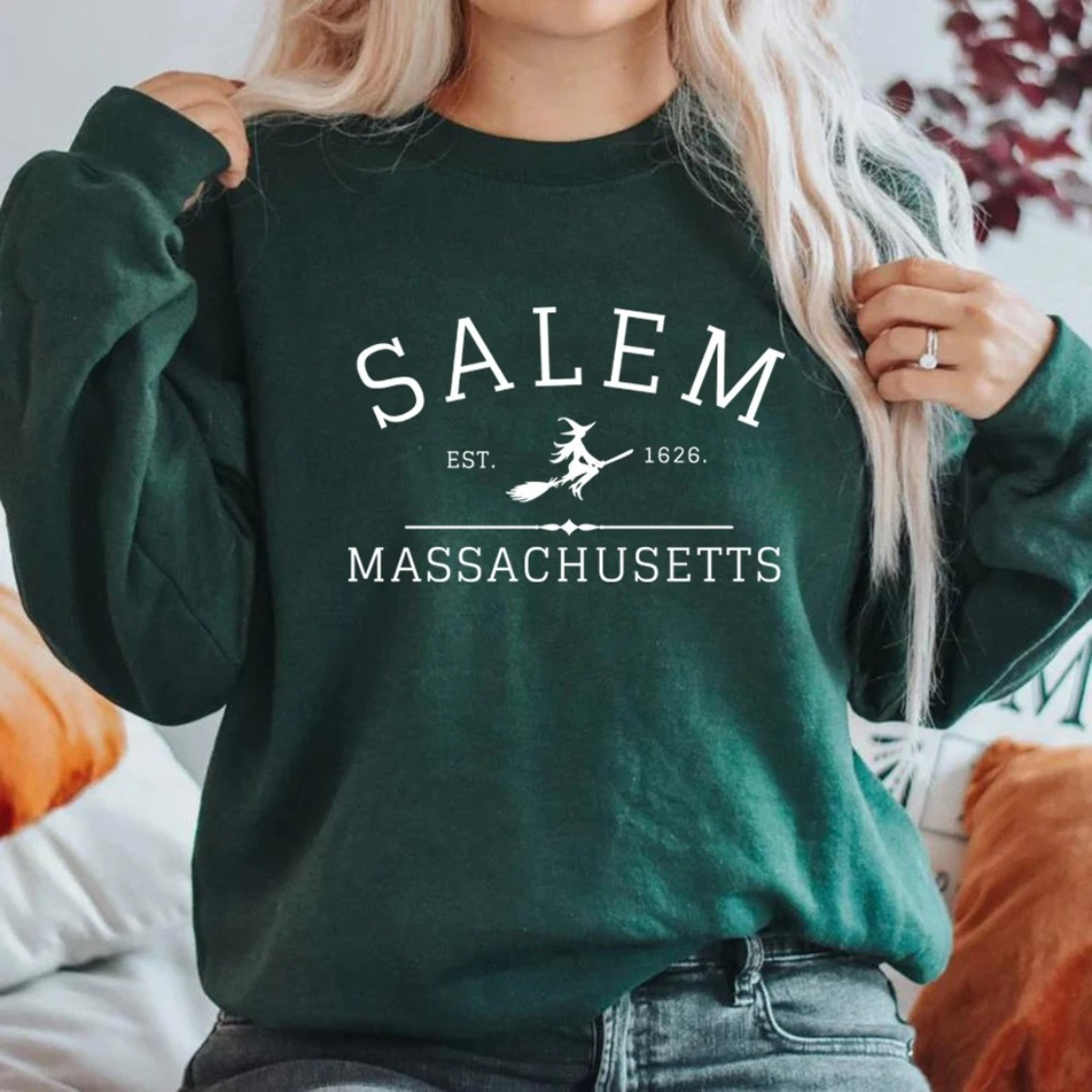 Stilla | Lækkert Sweatshirt Med Et Design Fra Salem Massachusetts