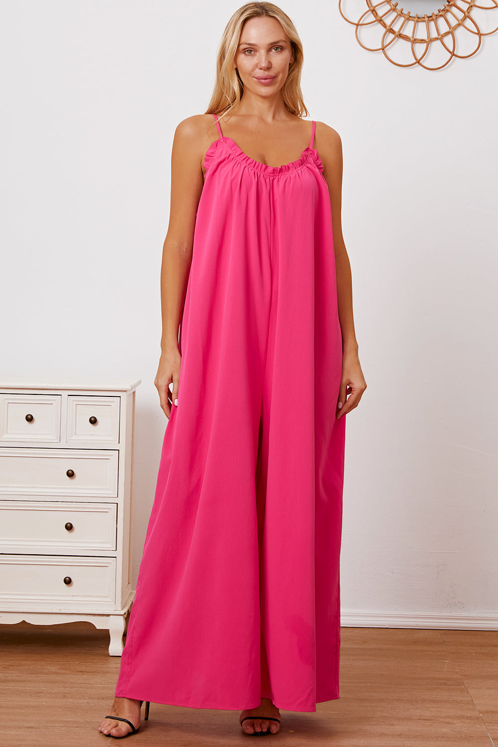 Stilla | Tag Full Size Ruffle Trim Tie Back Cami Jumpsuit Med Lommer