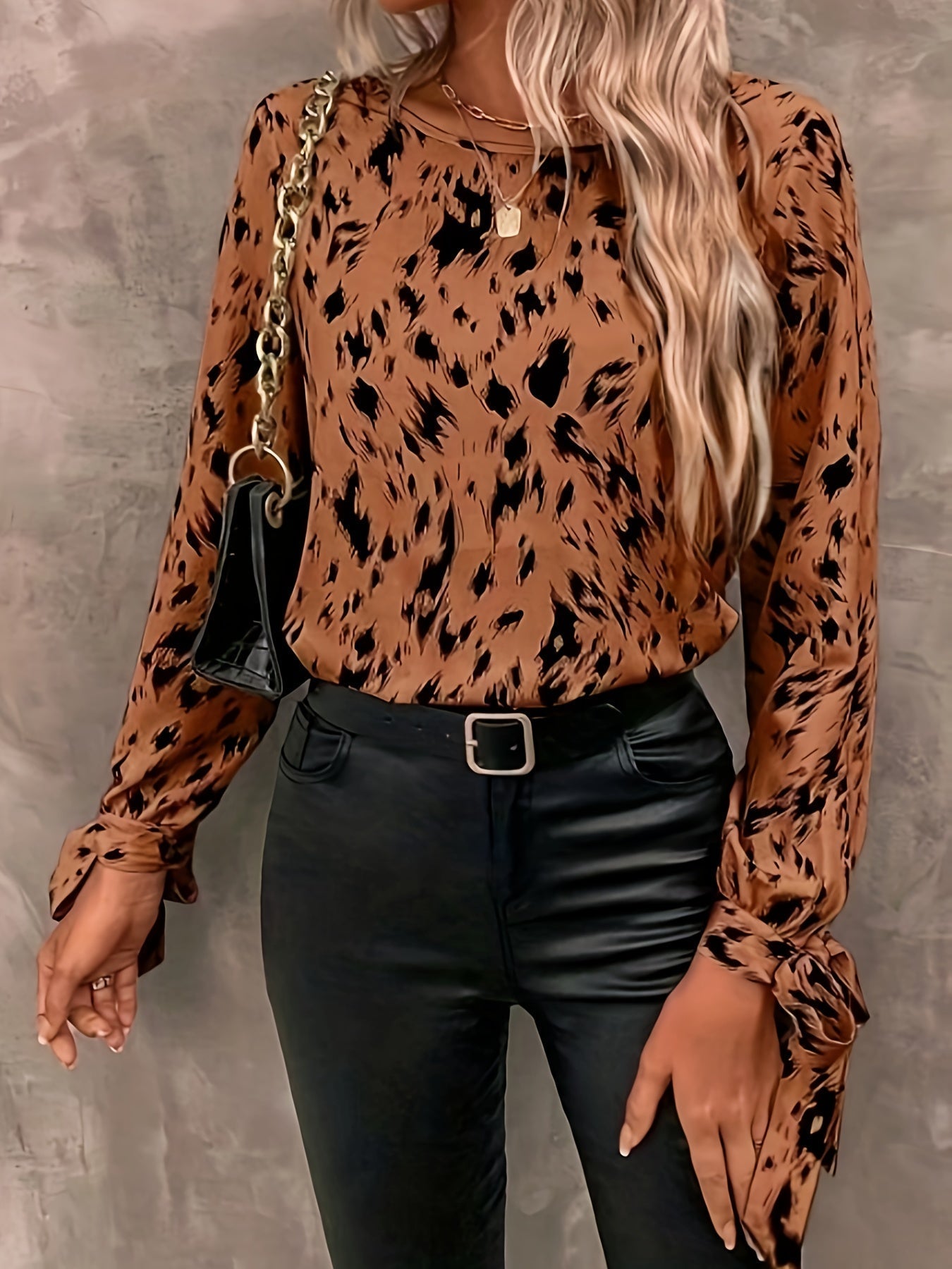 Stilla | Elegant Bluse Med Lange Ærmer Og Bundet Manchetter