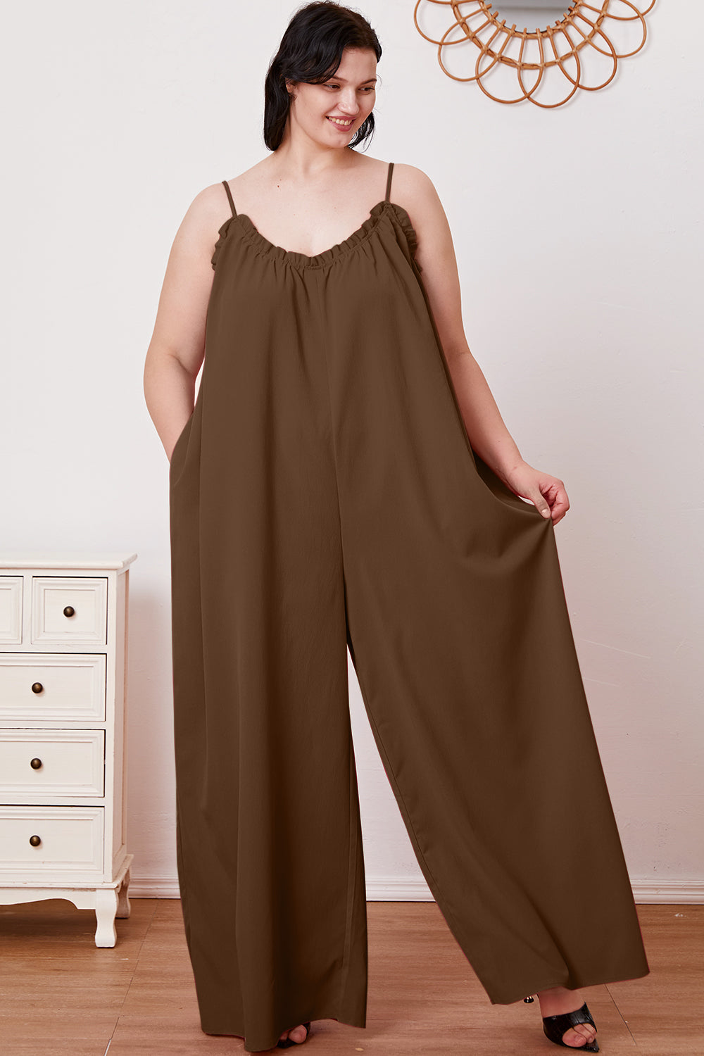 Stilla | Tag Full Size Ruffle Trim Tie Back Cami Jumpsuit Med Lommer