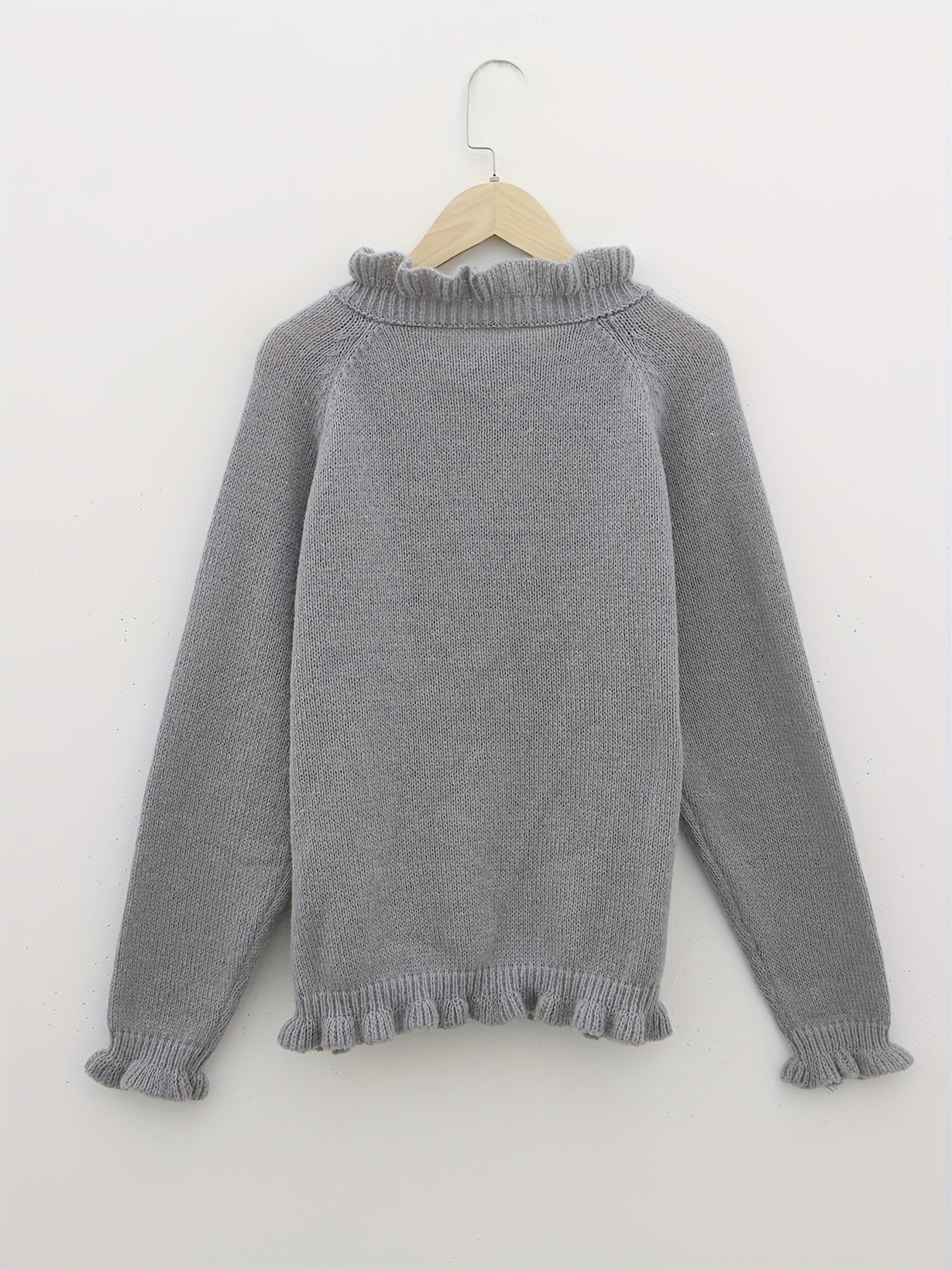 Stilla | V-hals sweater med flæser i bunden med knapper
