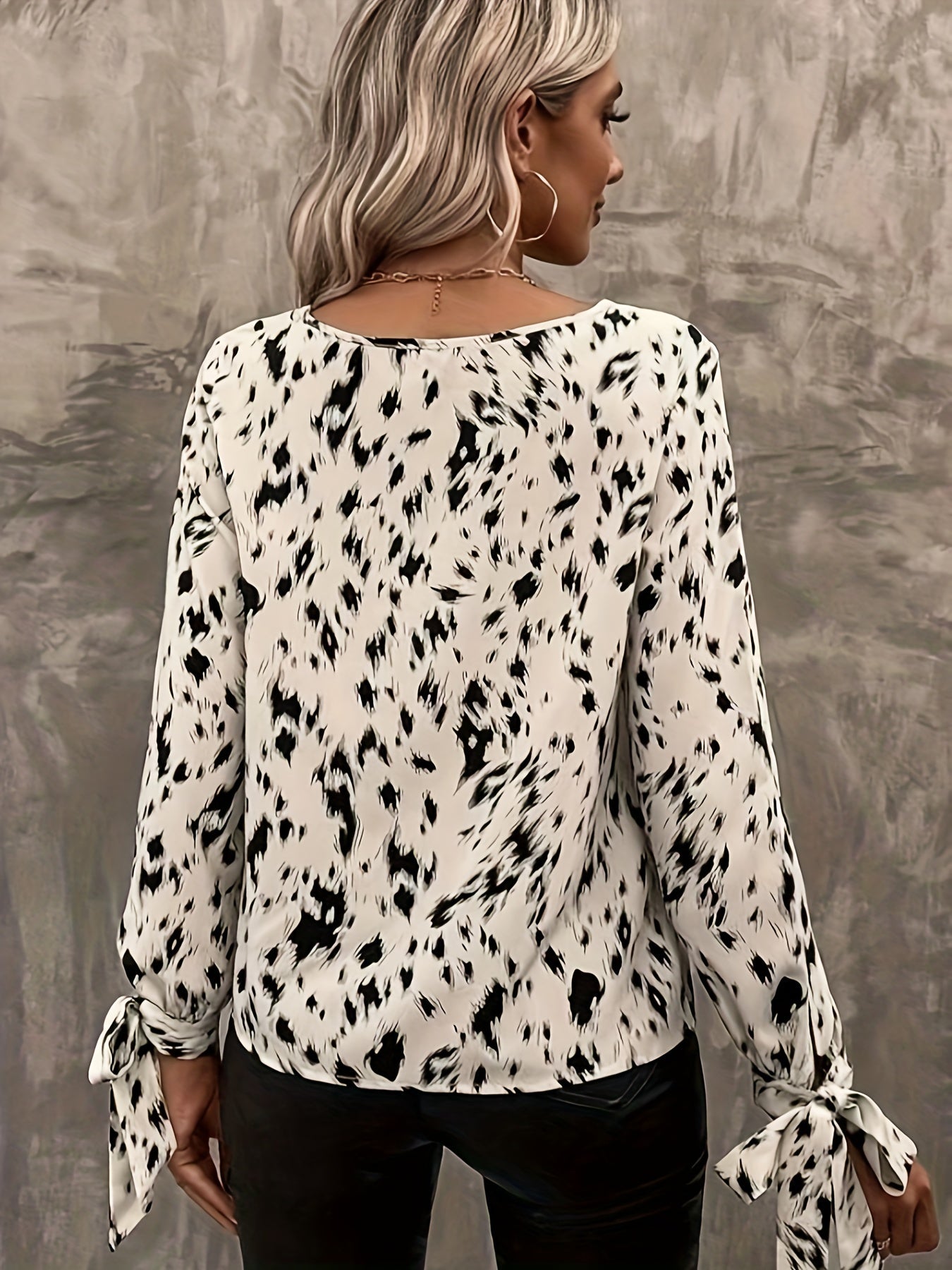 Stilla | Elegant Bluse Med Lange Ærmer Og Bundet Manchetter