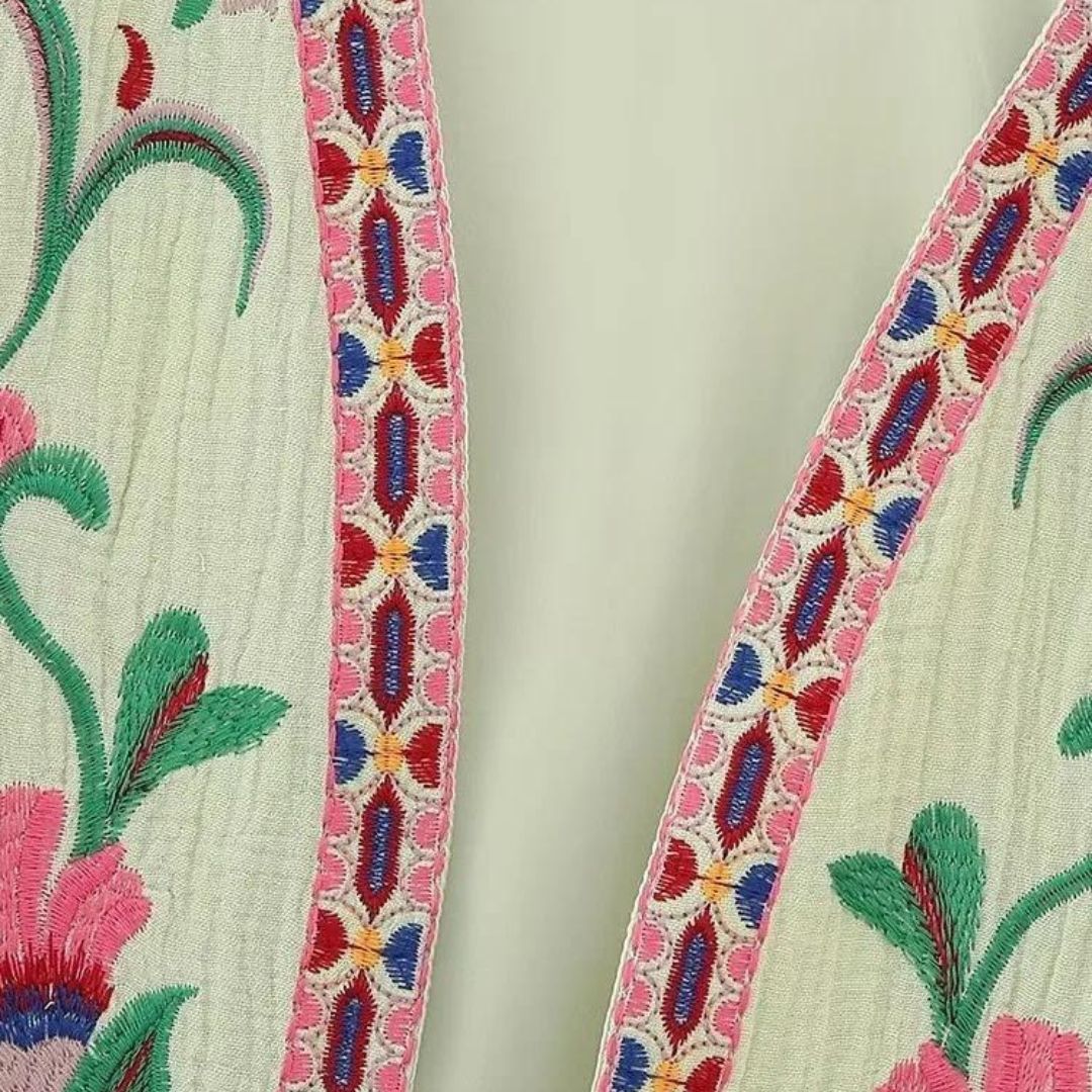 Stilla | Broderet ærmeløs vest med blomsteraccenter