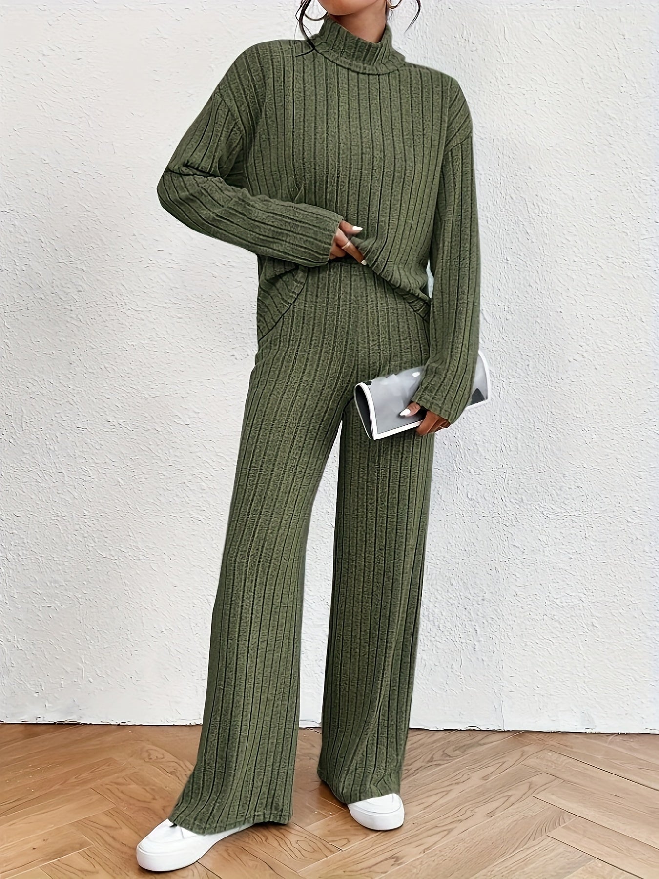 Stilla | Dame ensemble bestående af en turtle neck top og et bredt skåret par bukser