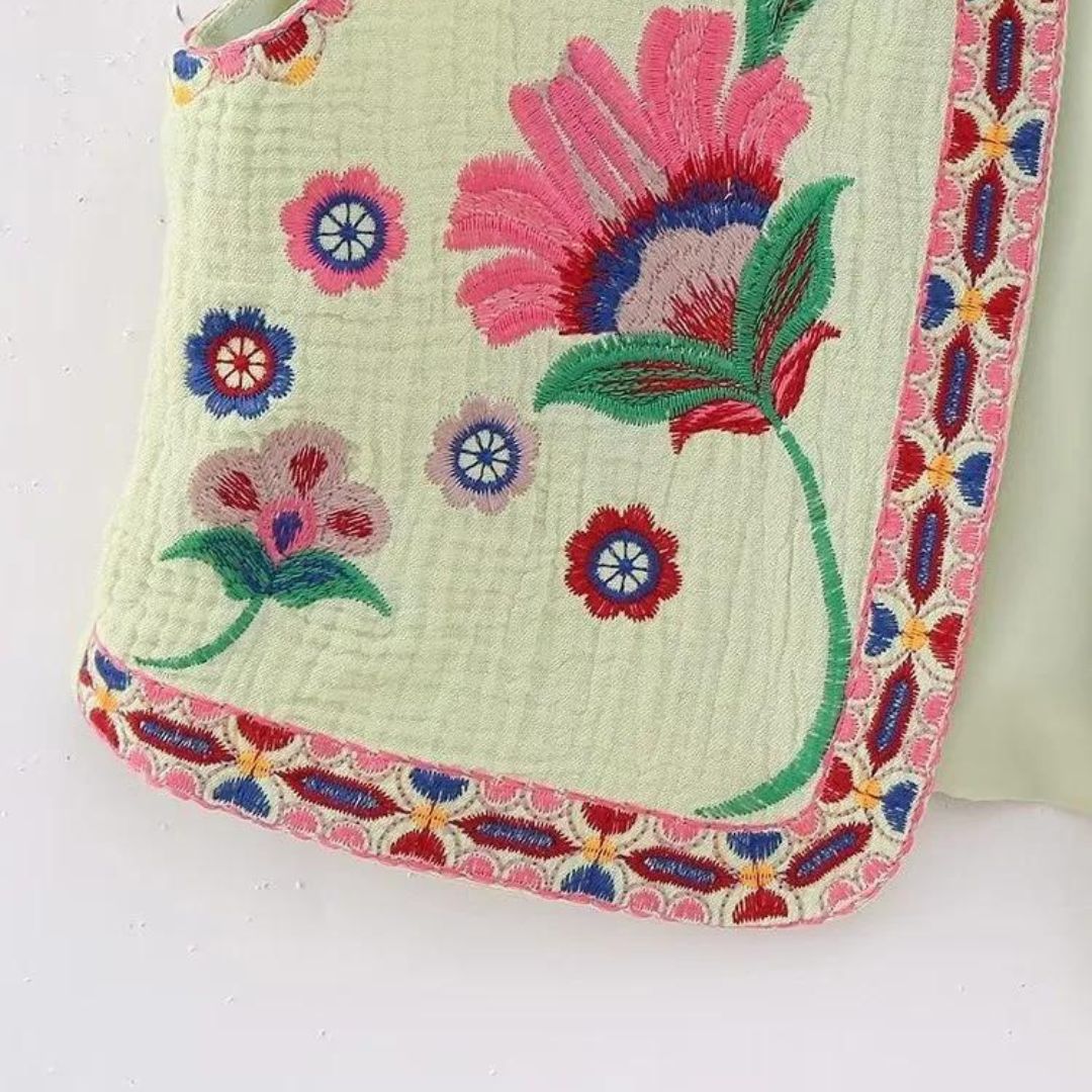 Stilla | Broderet ærmeløs vest med blomsteraccenter