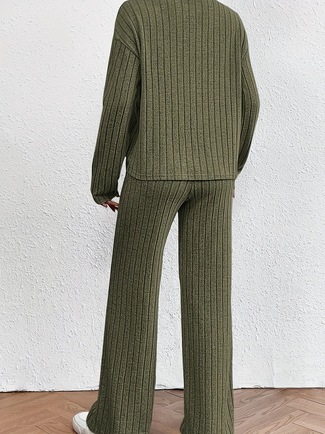 Stilla | Dame ensemble bestående af en turtle neck top og et bredt skåret par bukser