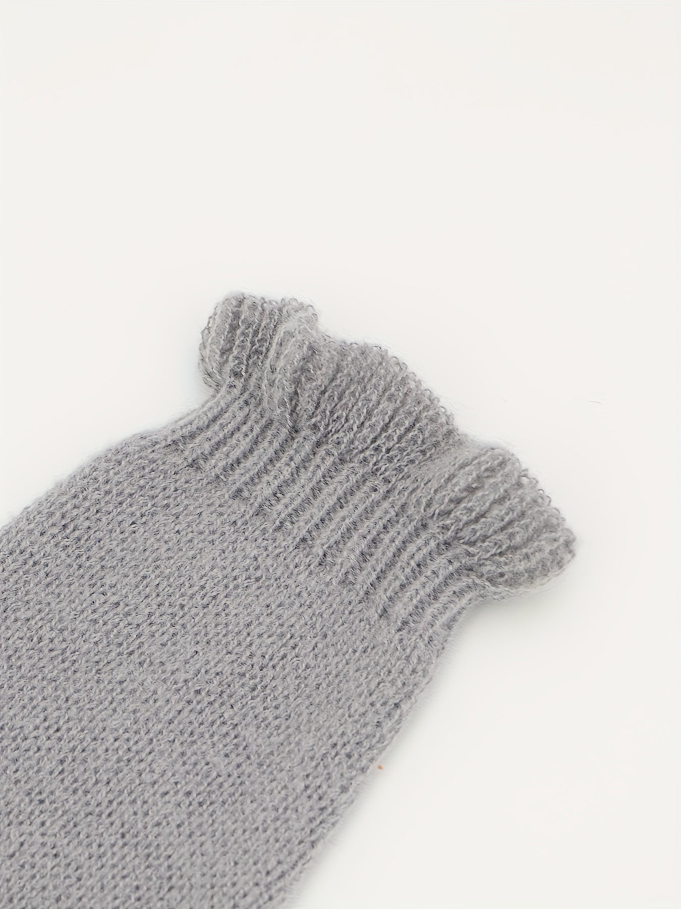 Stilla | V-hals sweater med flæser i bunden med knapper