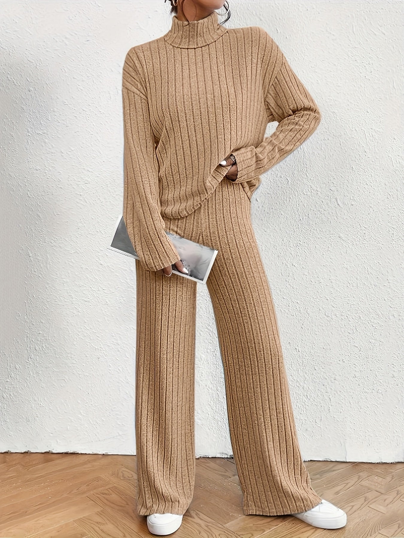 Stilla | Dame ensemble bestående af en turtle neck top og et bredt skåret par bukser