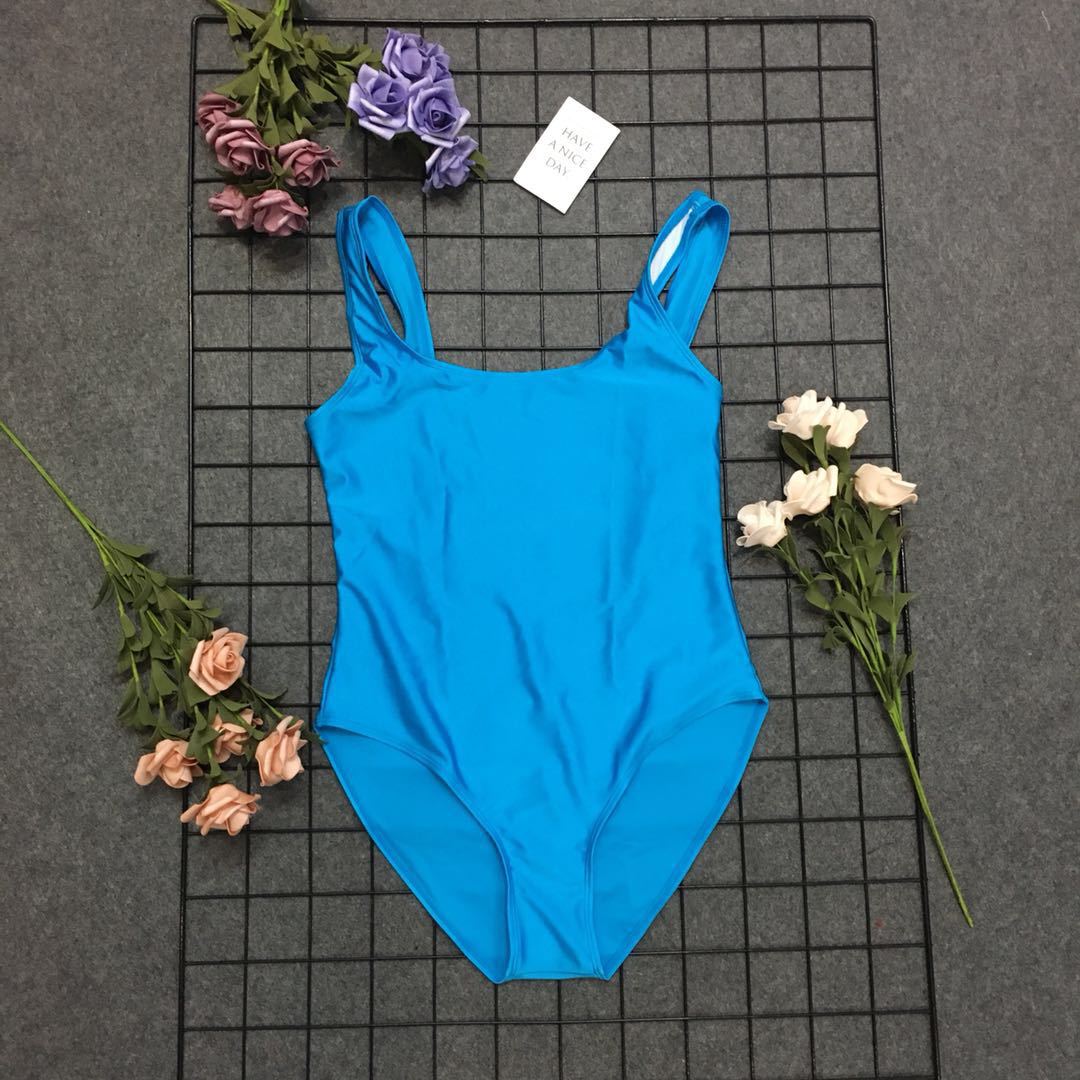 Dame Højskårne badetøj med elegant styling Stilla
