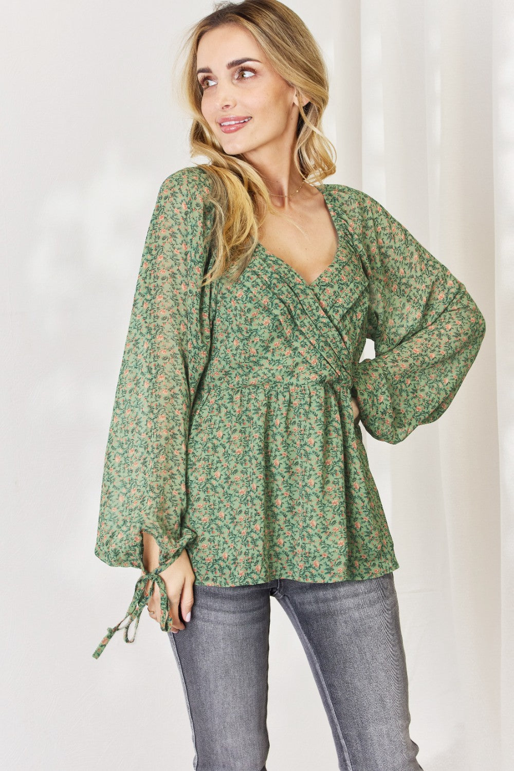 Stilla | Fuldt Størrelse Blomstret Surplice Peplum Bluse