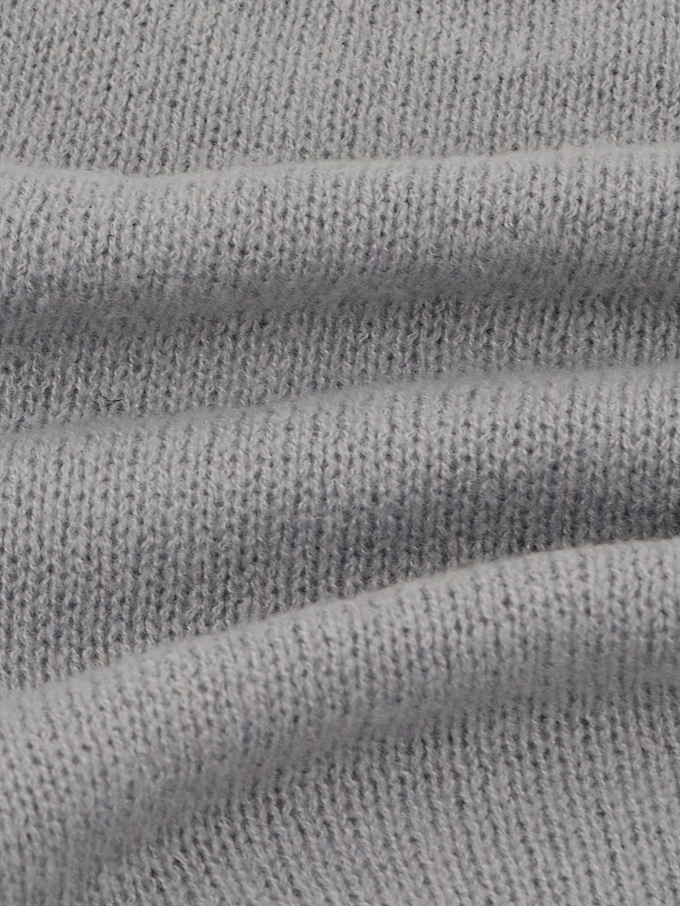 Stilla | V-hals sweater med flæser i bunden med knapper