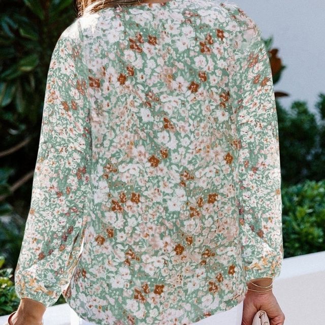 Stilla | Let blomstret bluse med trompetærmer