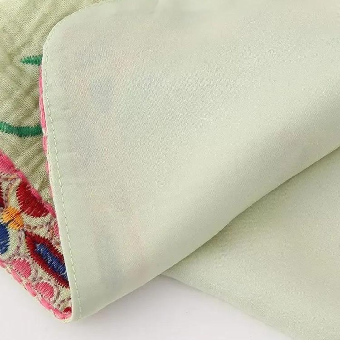 Stilla | Broderet ærmeløs vest med blomsteraccenter