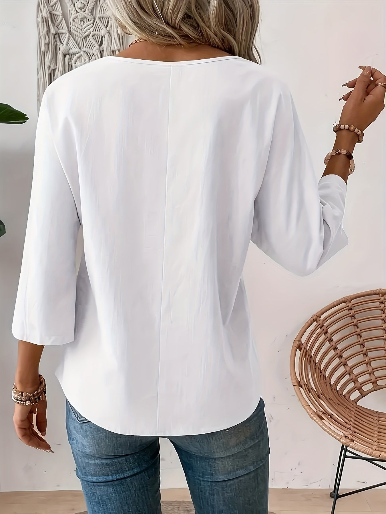 Stilla | Elegant Hvid Dametop, Minimalistisk Design, Rund Halsudskæring, Polyester