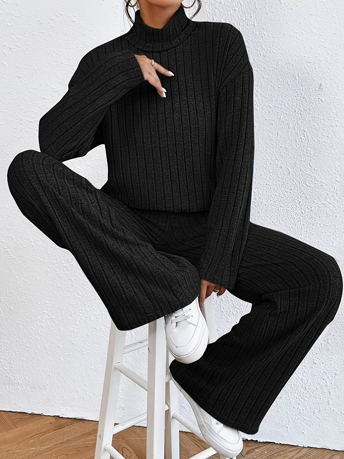 Stilla | Dame ensemble bestående af en turtle neck top og et bredt skåret par bukser
