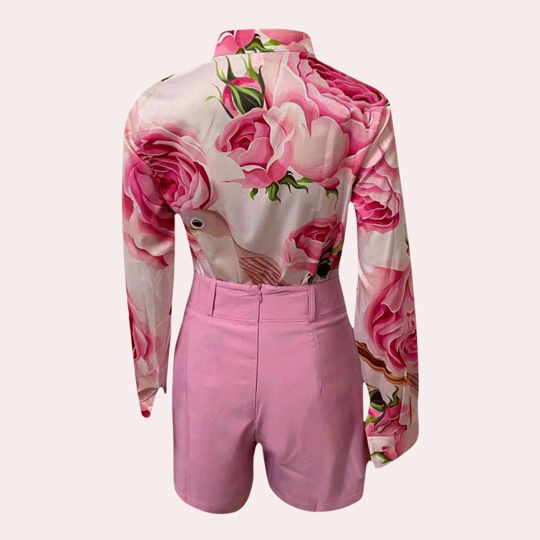 Stilla | Elegant Sommer Sæt Med En Bluse Og Et Cool Shorts