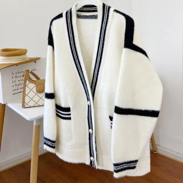 Stilla | V hals cardigan med dekorative knapper