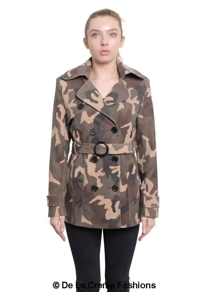 Stilla | Camo Print Dobbeltknappet Kort Frakke De La Creme Fashions