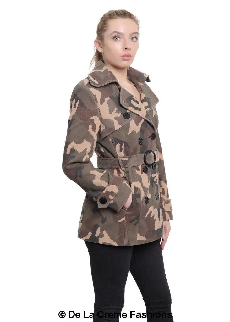 Stilla | Camo Print Dobbeltknappet Kort Frakke De La Creme Fashions