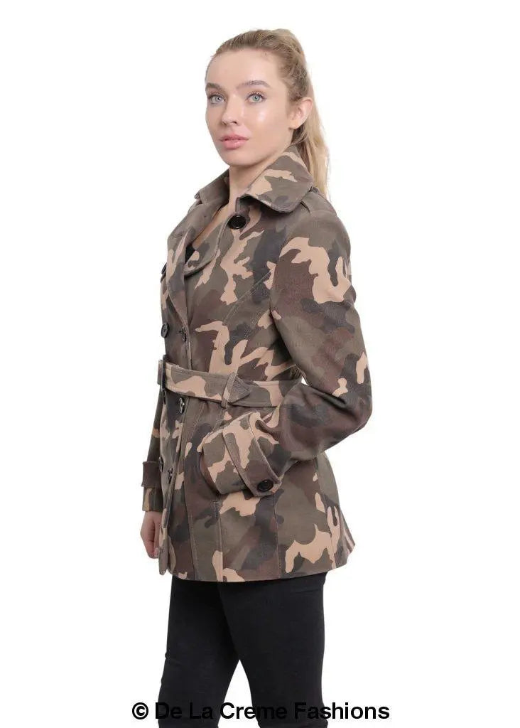 Stilla | Camo Print Dobbeltknappet Kort Frakke De La Creme Fashions