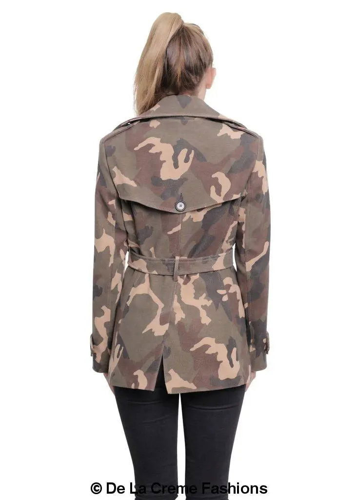 Stilla | Camo Print Dobbeltknappet Kort Frakke De La Creme Fashions