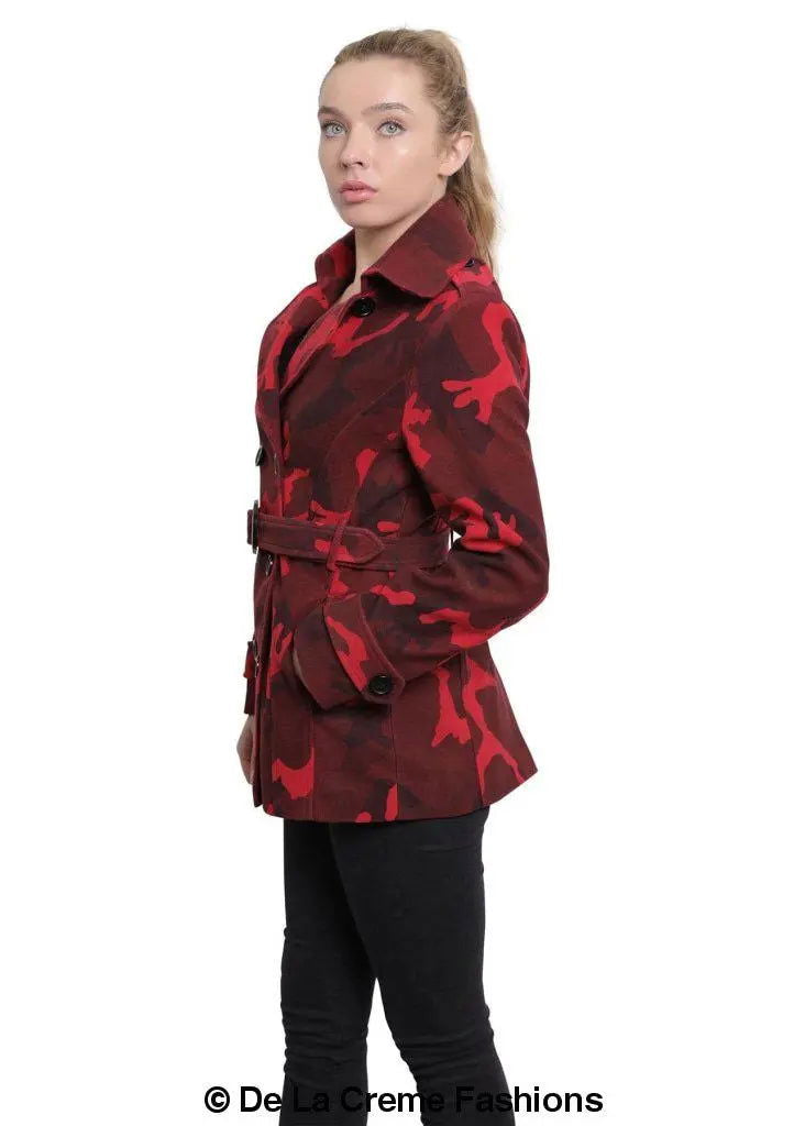 Stilla | Camo Print Dobbeltknappet Kort Frakke De La Creme Fashions