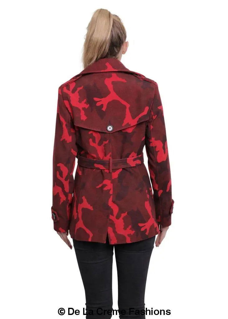 Stilla | Camo Print Dobbeltknappet Kort Frakke De La Creme Fashions
