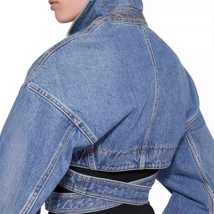 Stilla | Asymmetrisk Denimjakke med Justerbart Bælte Zoey