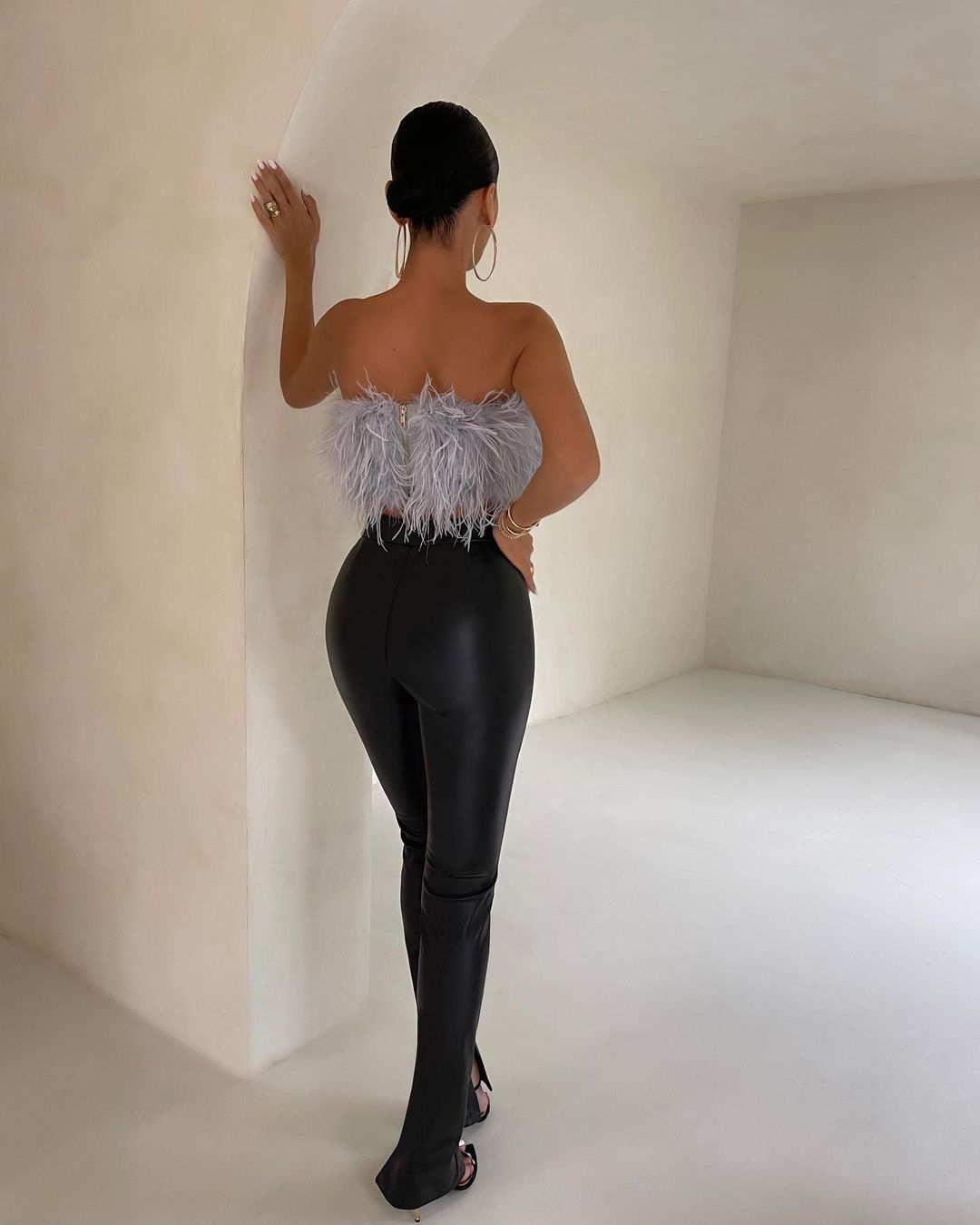 Stilla | Strapless Top med Imiterede Fjer