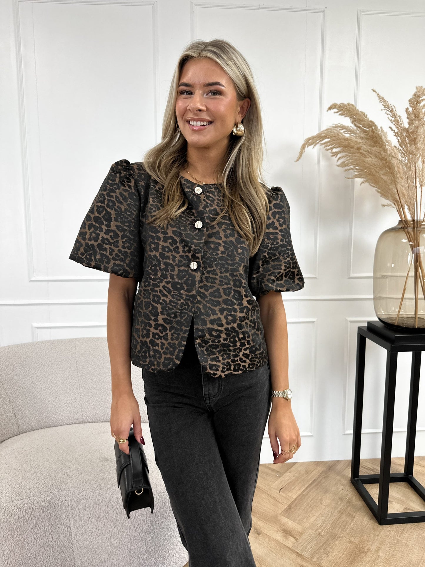 Stilla | Leopardmønstret Bluse med Pufærmer Trendy & Elegant Perfekt til Hverdags- og Festlook