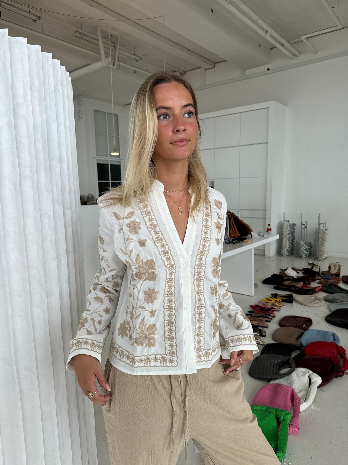Stilla | Beige Skjorte i Naturligt Stof