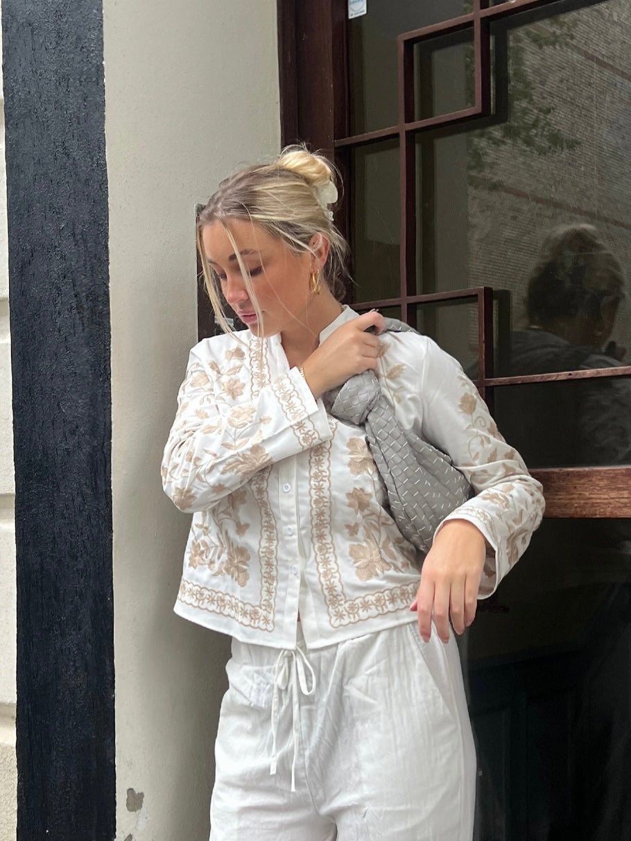 Stilla | Beige Skjorte i Naturligt Stof