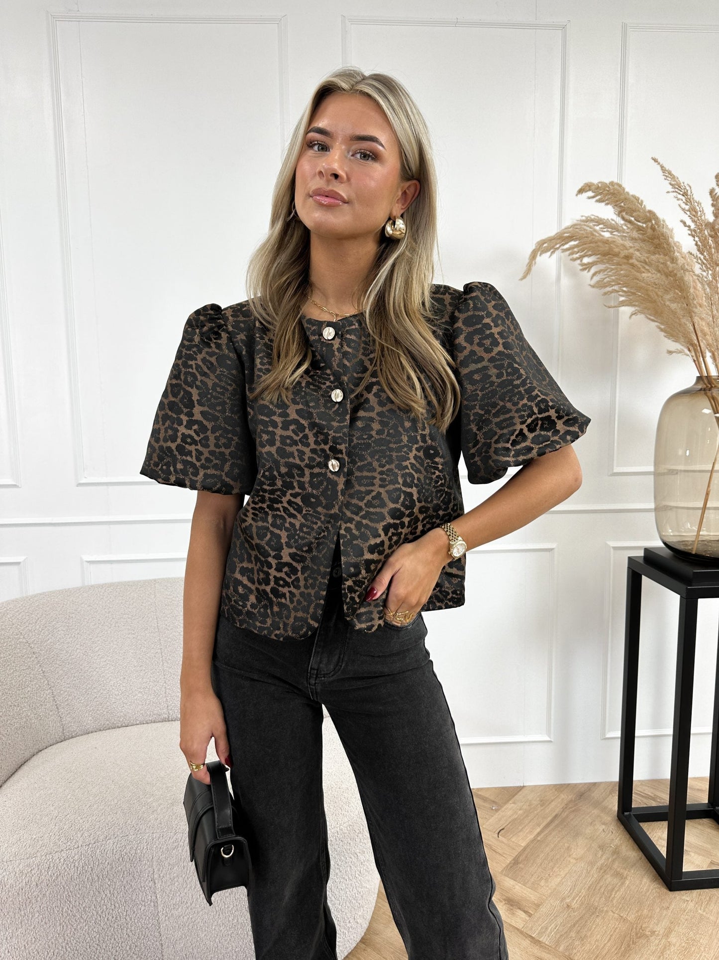 Stilla | Leopardmønstret Bluse med Pufærmer Trendy & Elegant Perfekt til Hverdags- og Festlook