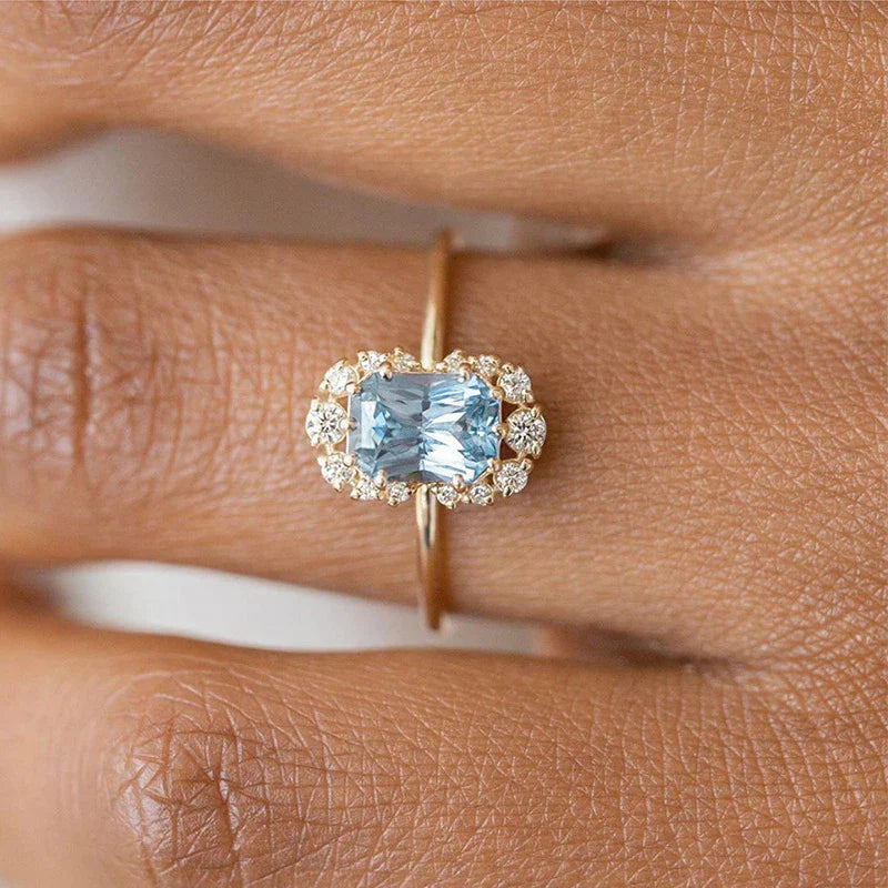 Stilla | Cushion Cut Safir Ring omgivet af diamanter