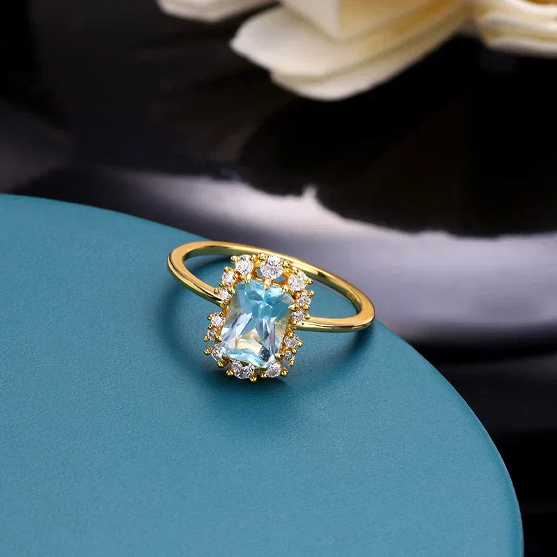 Stilla | Cushion Cut Safir Ring omgivet af diamanter