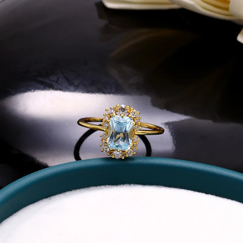 Stilla | Cushion Cut Safir Ring omgivet af diamanter