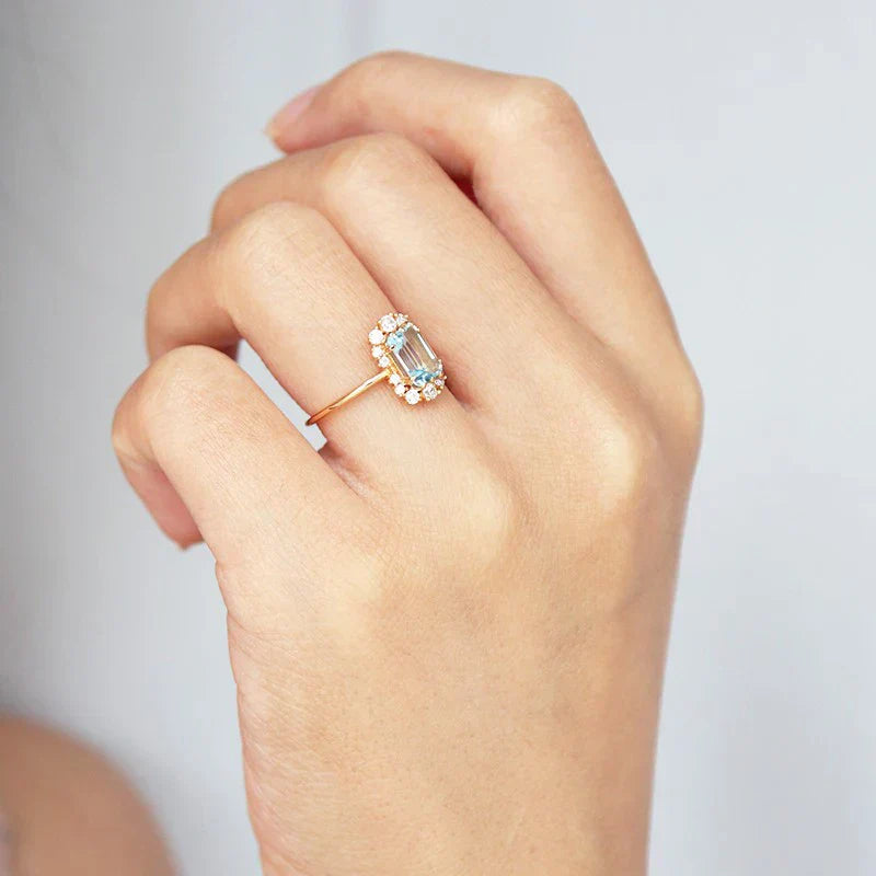 Stilla | Cushion Cut Safir Ring omgivet af diamanter