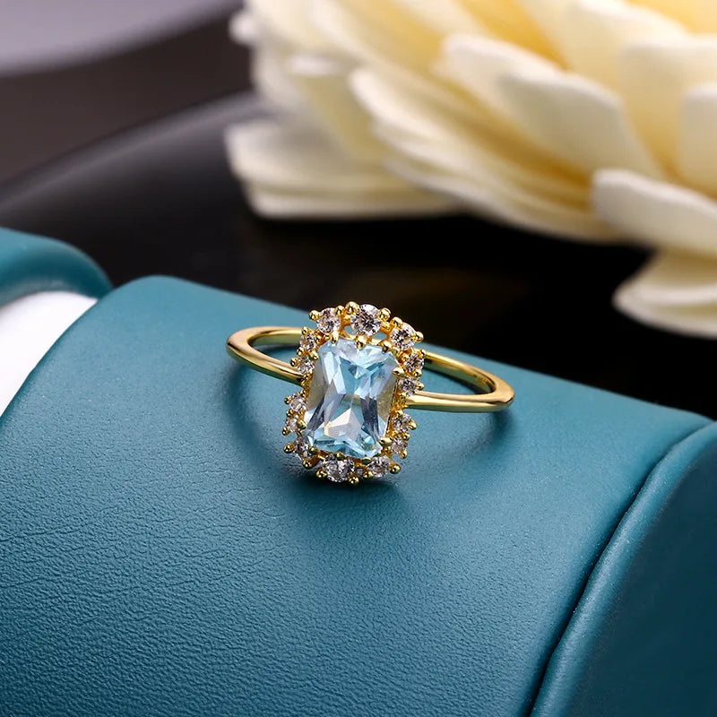 Stilla | Cushion Cut Safir Ring omgivet af diamanter